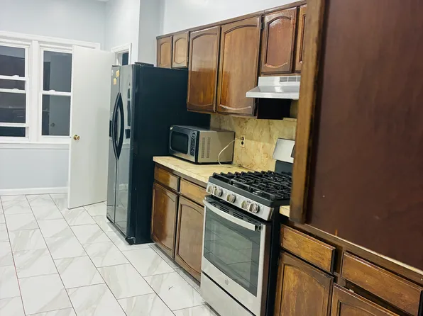 81 West 16th Street image 9 of 12