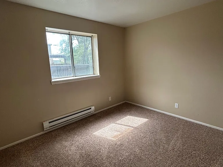 Main 819 S — Photo 36