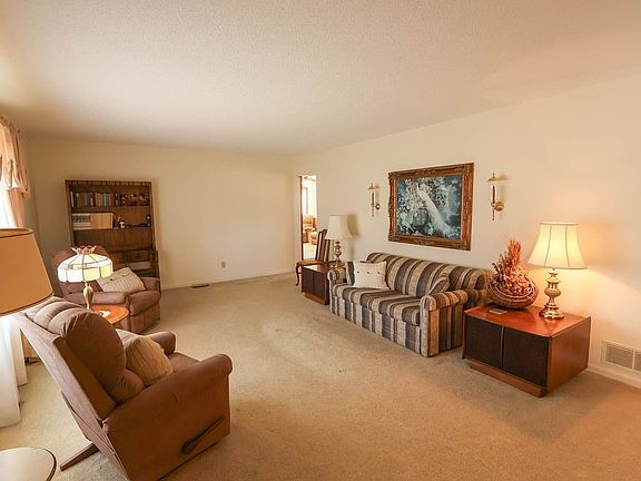 4th image of 3132 Golf Cir