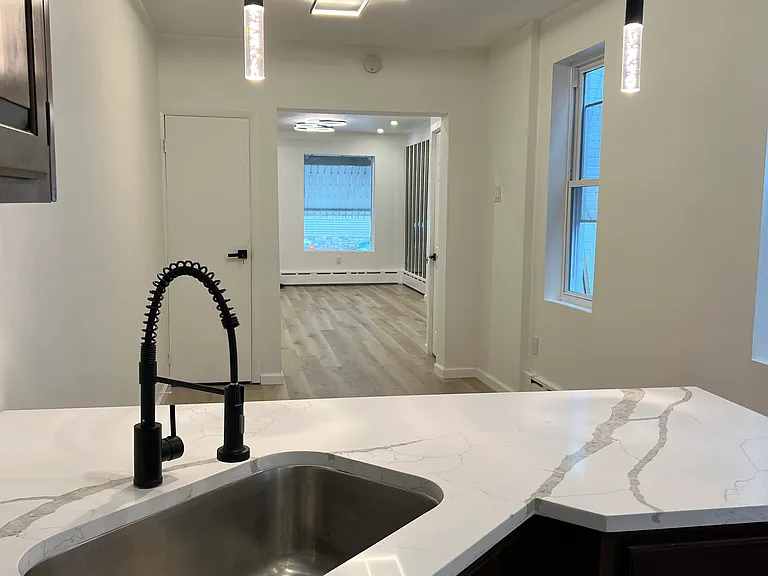 525 Perry St — Photo 10