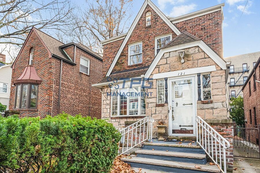 1st image of 121 Bentley Ave
