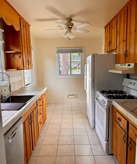1121 E Madison St — Photo 17