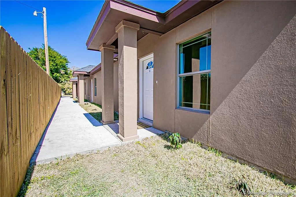 2 bed, 2.0 bath, 900 sqft, $900 — Photo 1