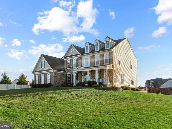 3rd image of 34 Gateway Dr