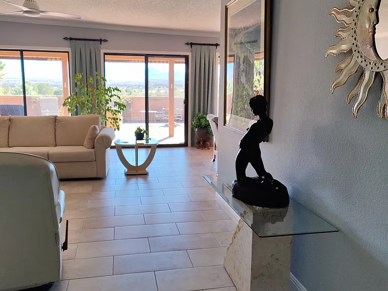 897 W Desert Hills Dr — Photo 2