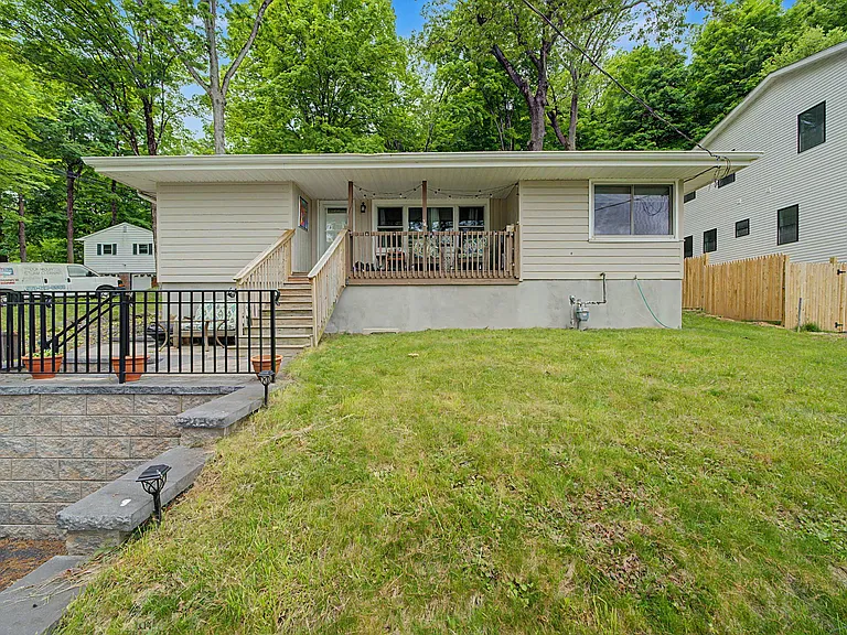 14 Valley View Dr — Photo 3