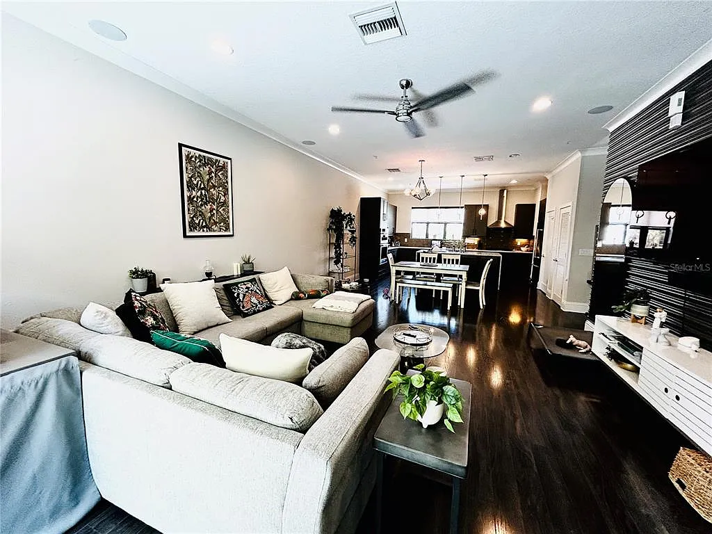 3 bed, 3.5 bath, 1972 sqft, $4,950 — Photo 4