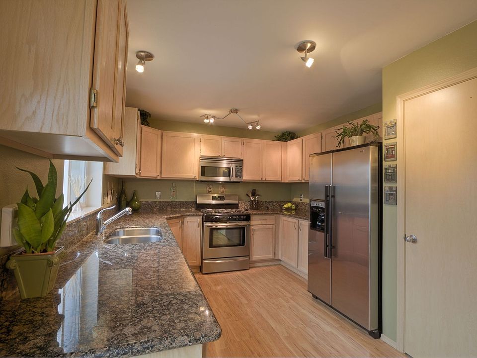 Beautiful upgraded Kitchen with large pantry