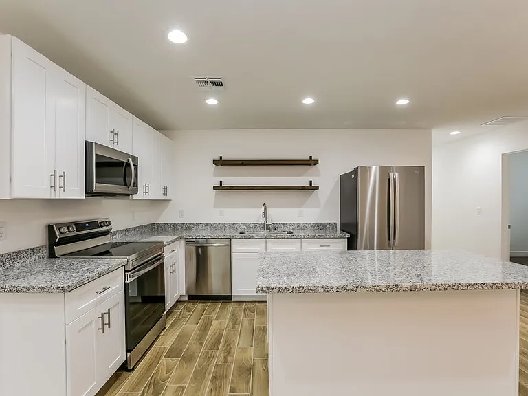 5919 S 12th Ln — Photo 8
