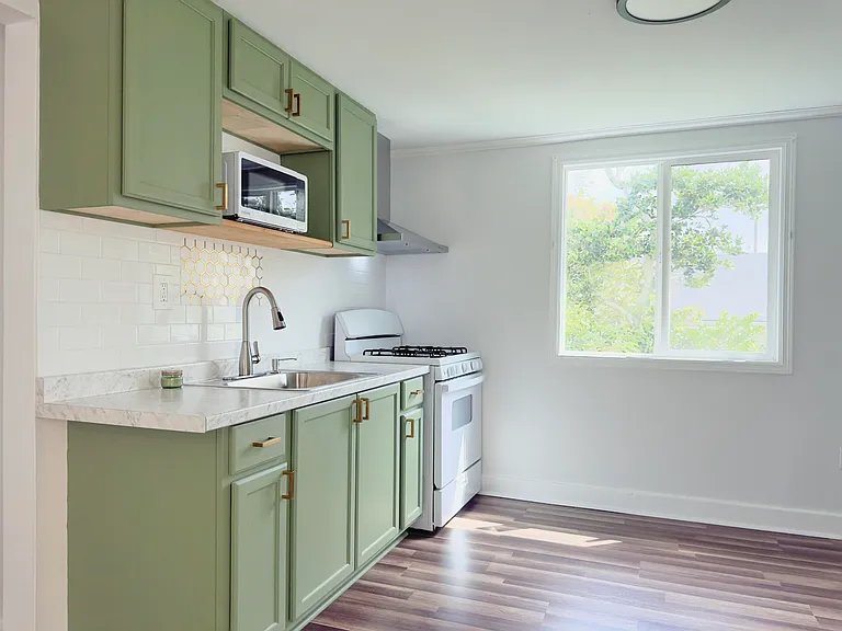 512 Crescent Blvd — Photo 3