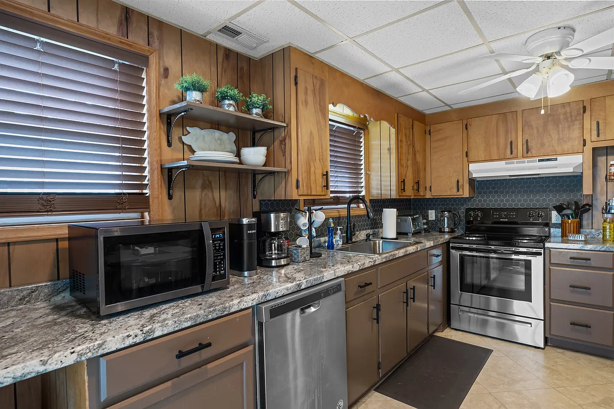 Building Photo - 949 S Bay Dr