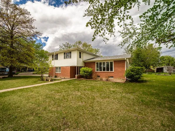 2011 Country Club Dr, Belleville, KS 66935