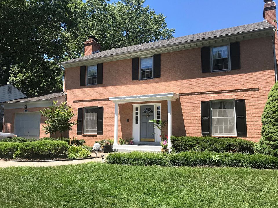 Front entrance and one car garage. 