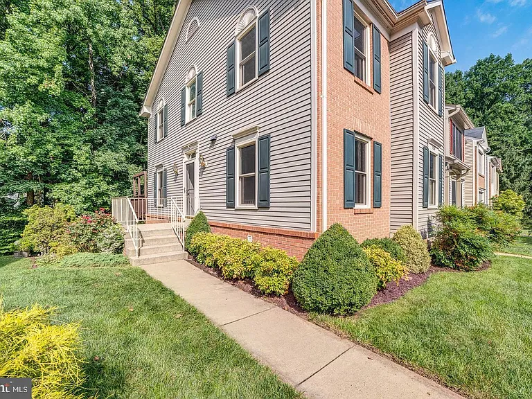 7208 Burton Hill Ct — Photo 32