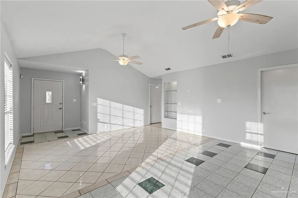 3 bed, 2.0 bath, 1238 sqft, $1,900 — Photo 4