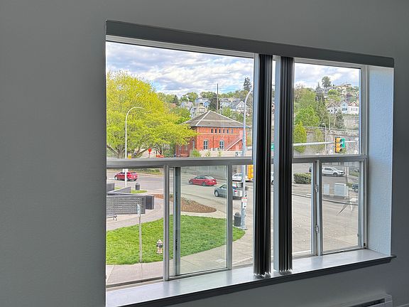 4th image of 922 S 3rd St APT 8