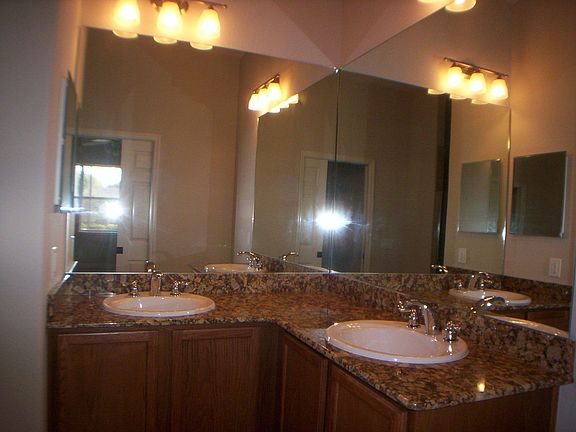 Master Bath/Granite Counter/Dual Sinks