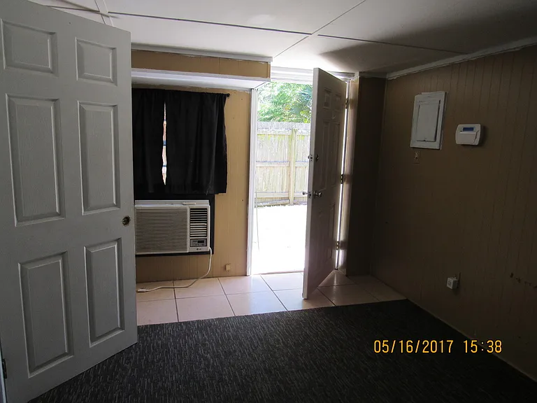 208 1/2 W College St — Photo 5