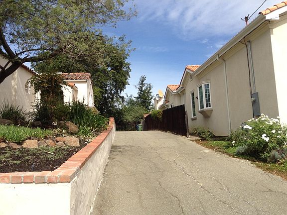 Driveway to back unit 