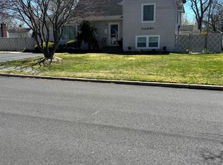 1 Leonard Ln, Centereach, NY 11720
