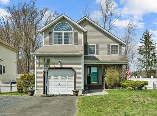 35 Melody Ln, Harriman, NY 10926