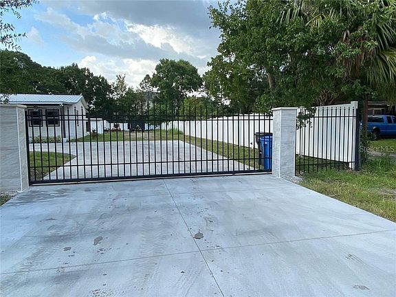 4th image of 8715 N Meadowview Cir