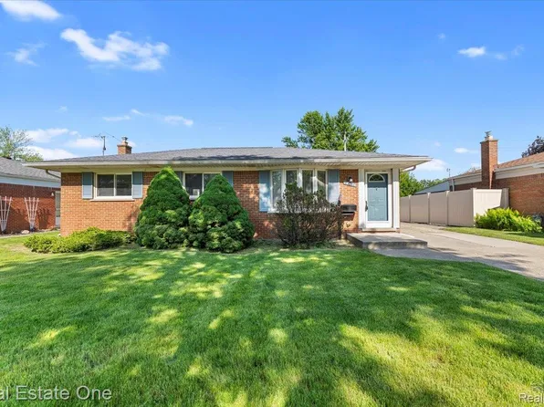 23707 E Fairway Dr, Woodhaven, MI 48183