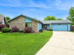 577 Yellowstone Dr, Elgin, IL 60123