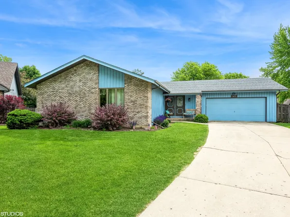 577 Yellowstone Dr, Elgin, IL 60123