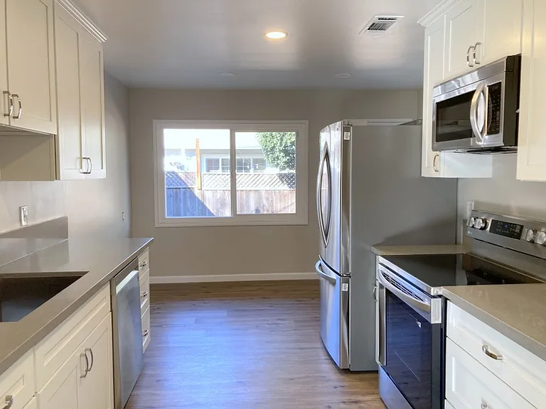 3127 Hampshire Dr — Photo 4