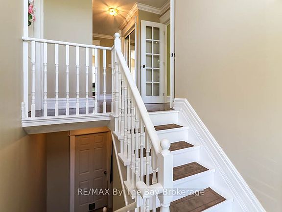 4th image of 121 Royal Beech Dr