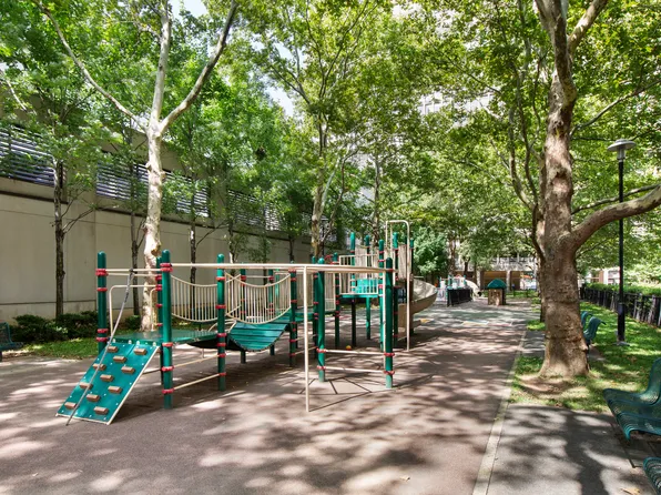 330 East 33rd Street 8F image 11 of 11