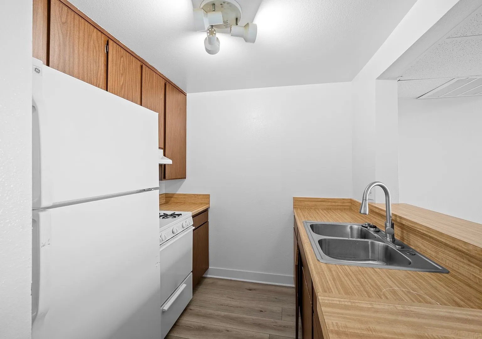 Top-Floor 1-Bedroom Condo with Vaulted Ceilings and Private Balcony — Photo 3