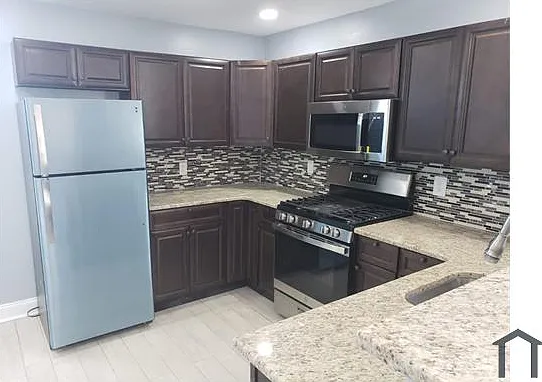 5 bed, 2000 sqft, $2,600 — Photo 1