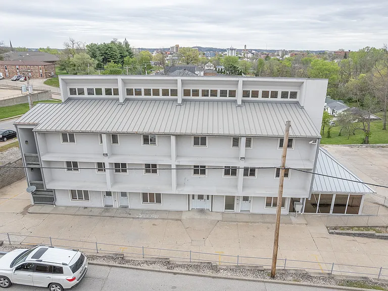 1015 Madison St E — Photo 24