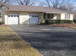 2401 Queen Ridge Dr, Independence, MO 64055