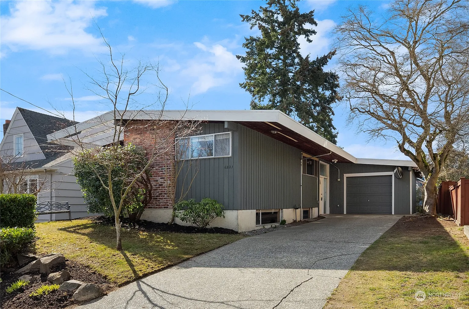 6221 32nd Avenue NE photo 1