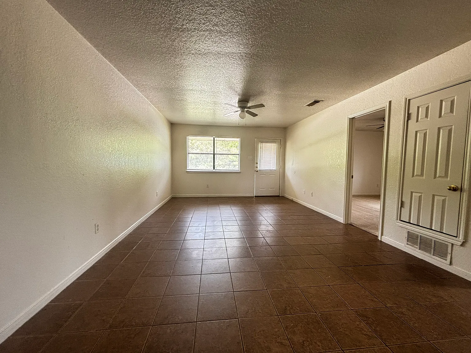 2 bed, 949 sqft, $749 — Photo 4