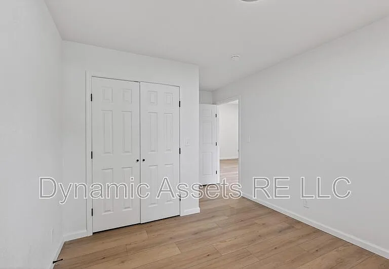 542 E 23rd St — Photo 22