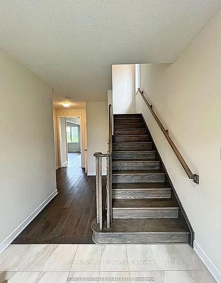 66 Aviron Cres — Photo 4