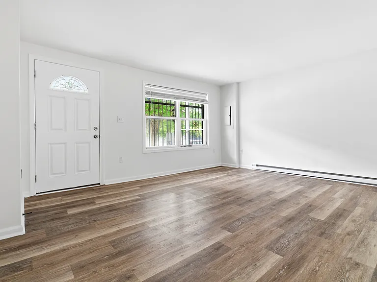 595 Orange St — Photo 2