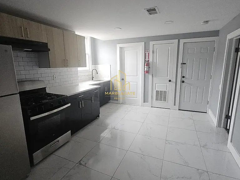 559 Grove St #22A — Photo 2