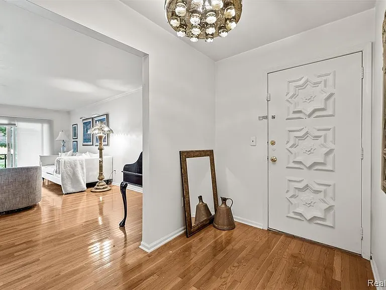 42160 Woodward Ave #18 — Photo 3