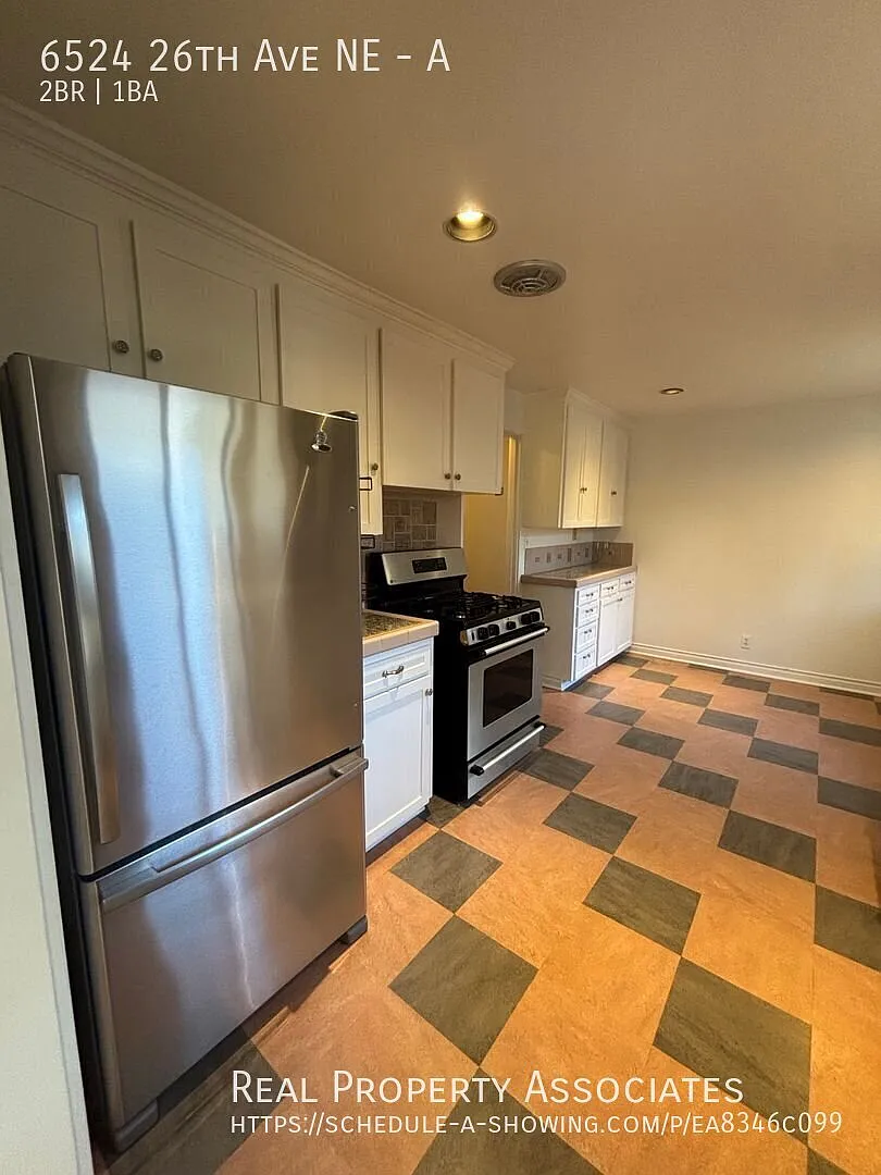 Bright Ravenna Duplex: Top-Floor, In-Unit Laundry & shared storage — Photo 2