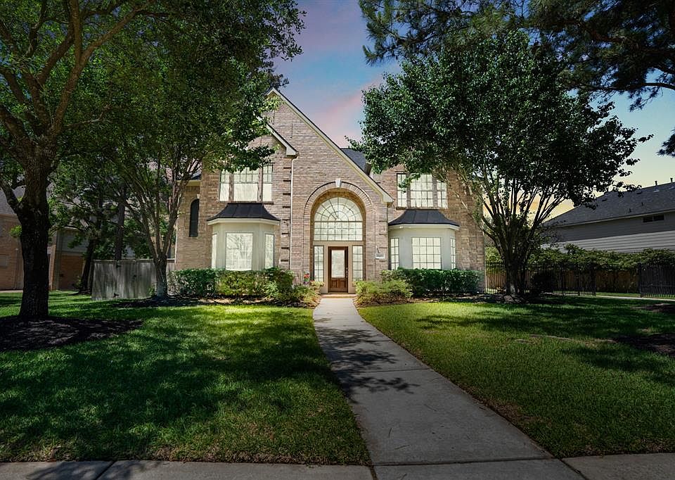 Welcome to 1415 Hatchmere Pl, a beautiful traditional brick elevation built by Trendmaker in the premier Master Planned community of Gleannloch Farms.