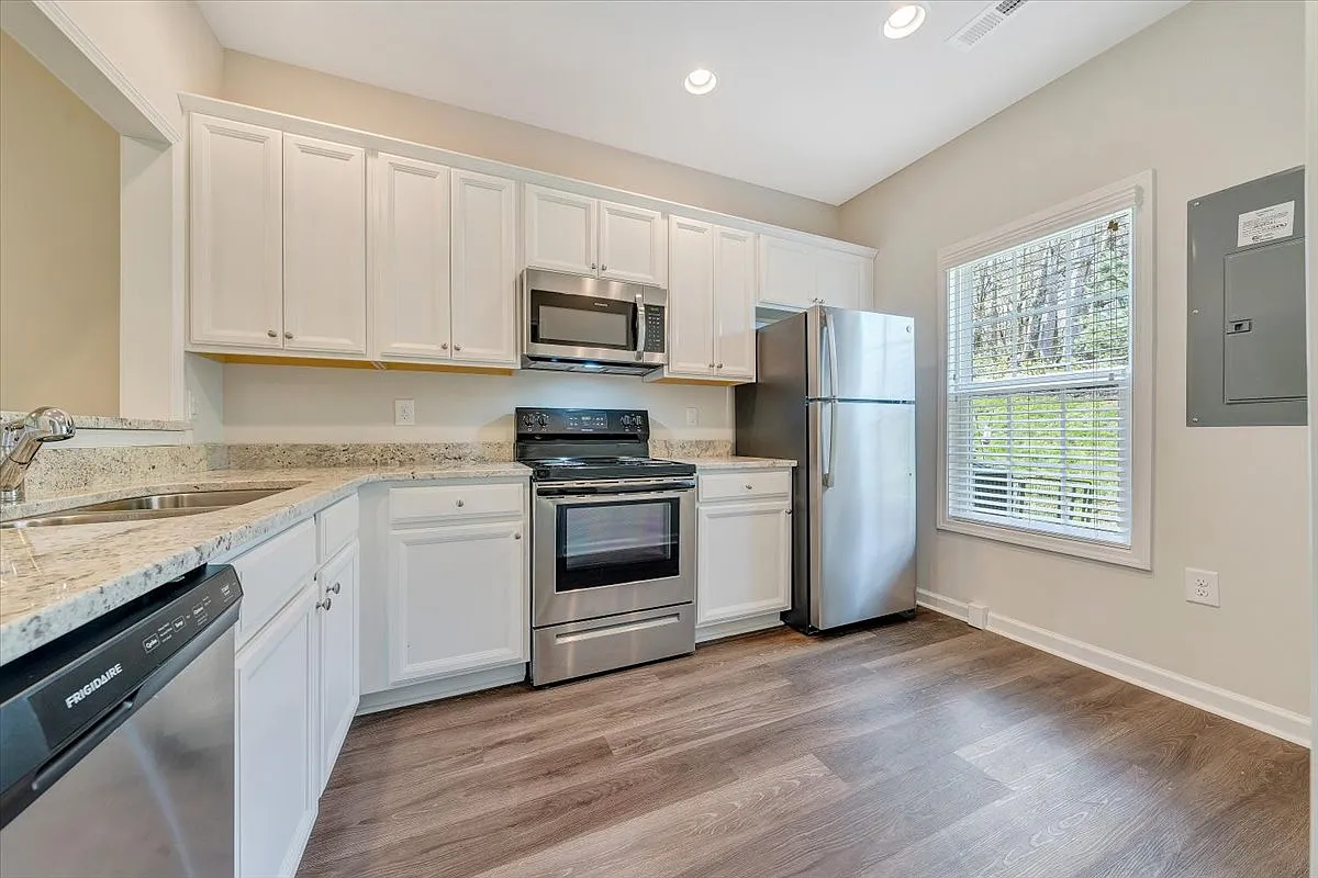 2 bed, 1373 sqft, $1,799 — Photo 4