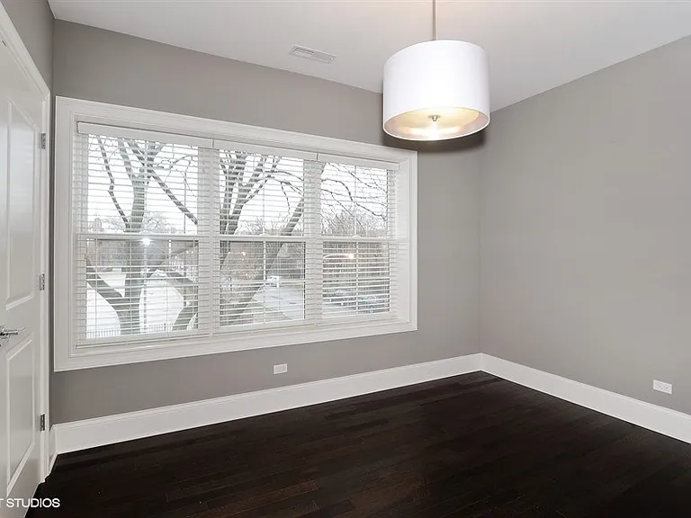 2305 W Waveland Ave — Photo 5