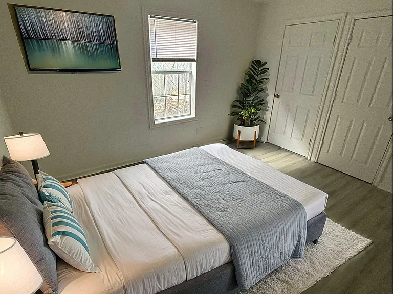 1723 Oak Knoll Dr #6 — Photo 2