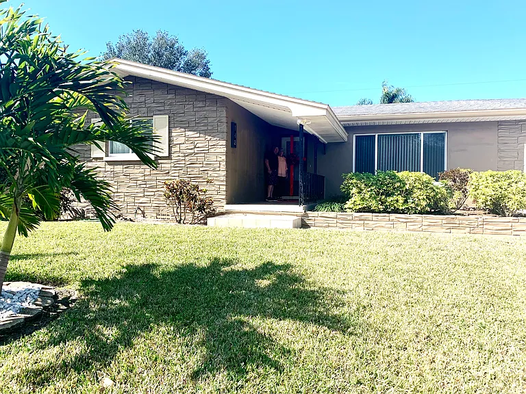 148 Overbrook Dr E — Photo 1