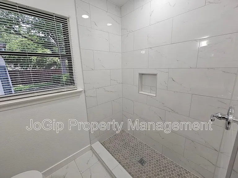 2402 Housley Dr — Photo 21